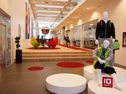 mange røde filttæpper i showroom hos ID identity